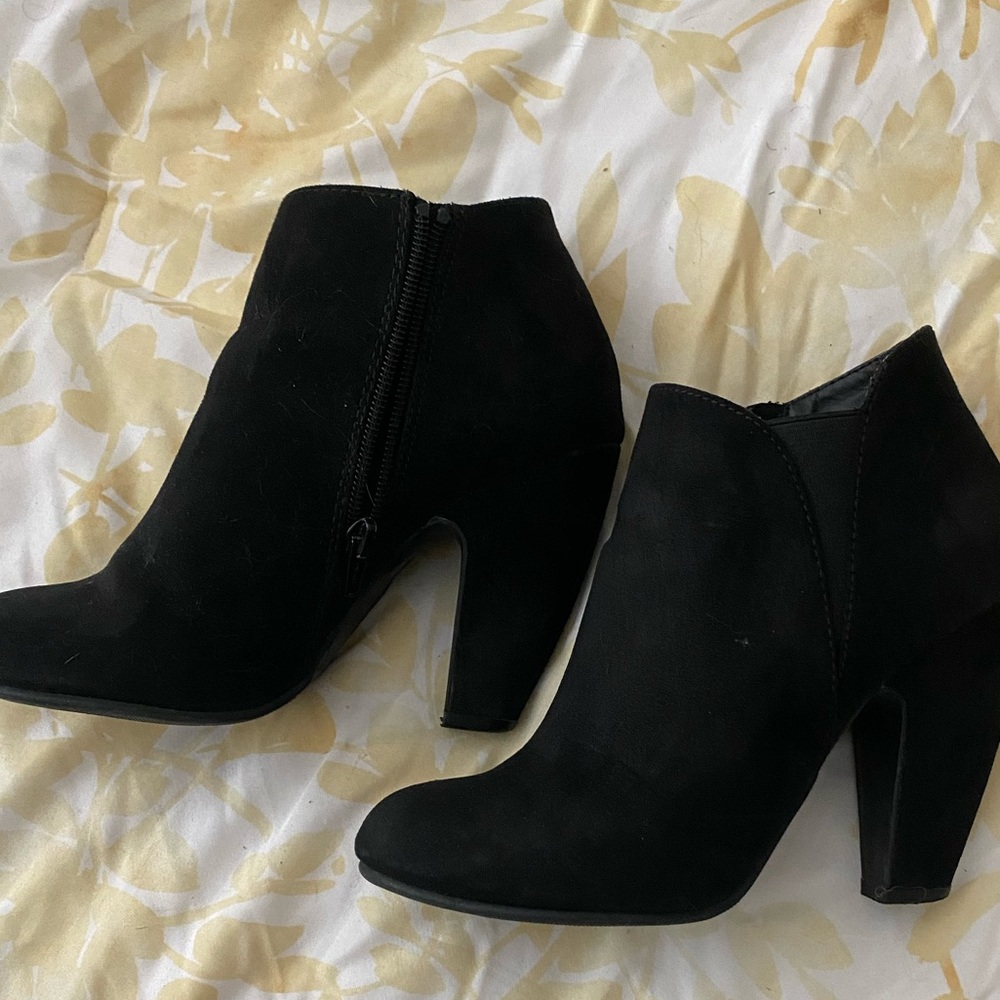 🌻5 for $25🌻 Candies Suede Ankle Bootie